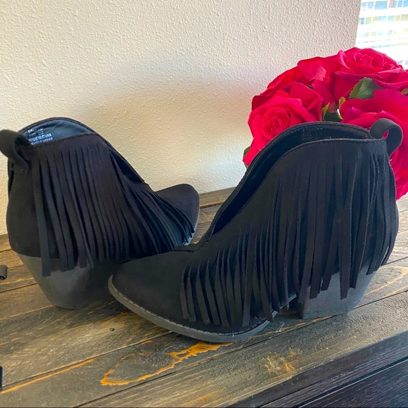 Coconuts by Matisse Fringe V Cut Booties (size 6M).🌹 - Picture 4 of 15